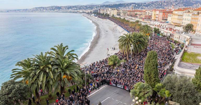 Des milliers de Niçois réunis sur la promenade des Anglais