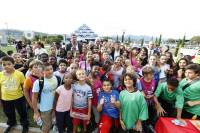Officiels et enfants devant le musée
