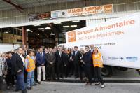 Les officiels devant le camion