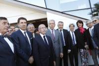 Les officiels devant le bâtiment