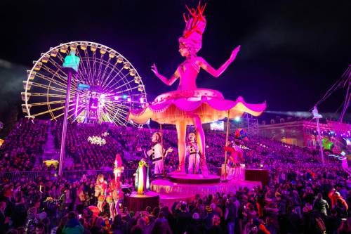 Pluies de fleurs et de rubans pour l'ouverture du Carnaval de Nice –  L'Express