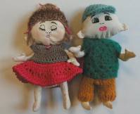 vue de deux poupées - une fille et un garçon
