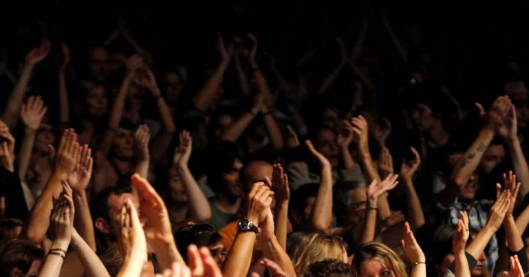 Foule en train de lever les bras lors d'un concert