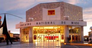 Théâtre National de Nice vu depuis le parvis