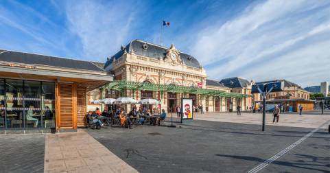 Vue du parvis réaménagé de la gare Thiers inauguré en octobre 2014