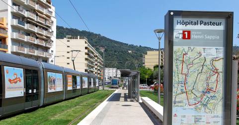 Vue de la station Pasteur de la ligne 1 du tramway avec un tramway arrivant à quai.