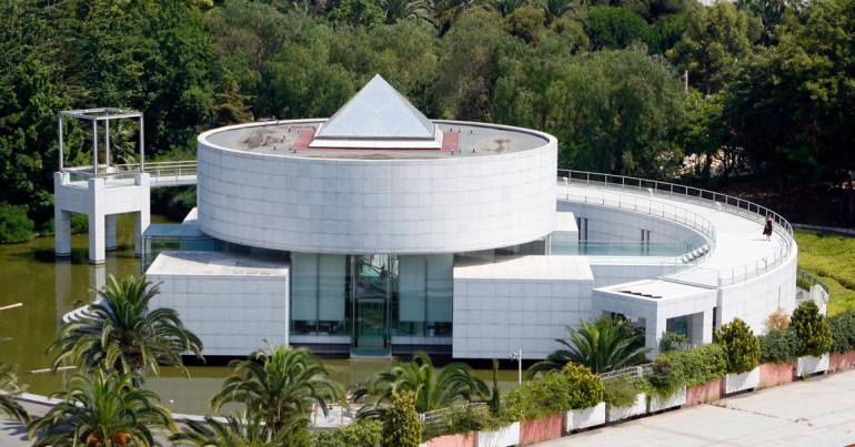 Vue du Musée situé à l'Arenas, à proximité de l'aéroport. 405 Promenade des Anglais, 06200 Nice. tel : 04 92 29 37 00