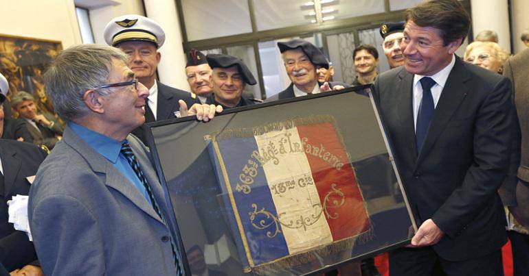 Le fanion de la 13e compagnie - 363e Régiment d''infanterie remis à la Ville de Nice