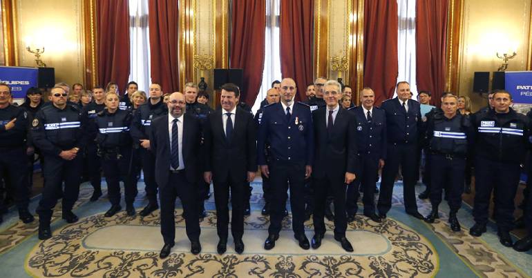 Cérémonie en l’honneur du policier blessé