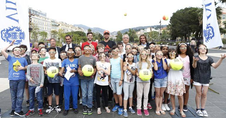 Gilles Simon et Ernests Gulbis échangent des balles avec les élèves de l’école Nikaïa