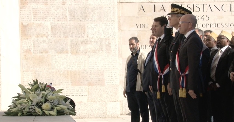 Dépôt de gerbe en hommage aux victimes des attentats de Paris