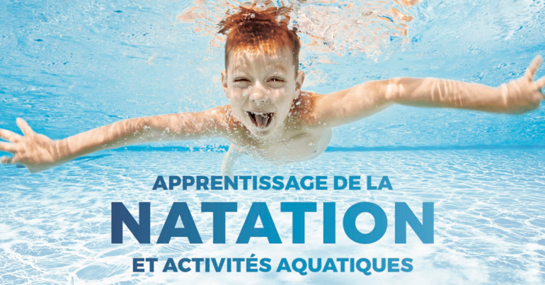 Dans La Vieille Femme Nager Dans L'activité Dans La Piscine