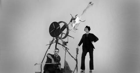 Les comédiens Eva Rami et Christophe Servas devant l’œuvre de Jean Tinguely Boris-Le-Bouc de Jo 1990 © Adagp, Paris 2020 © photo Kentin Morgan 