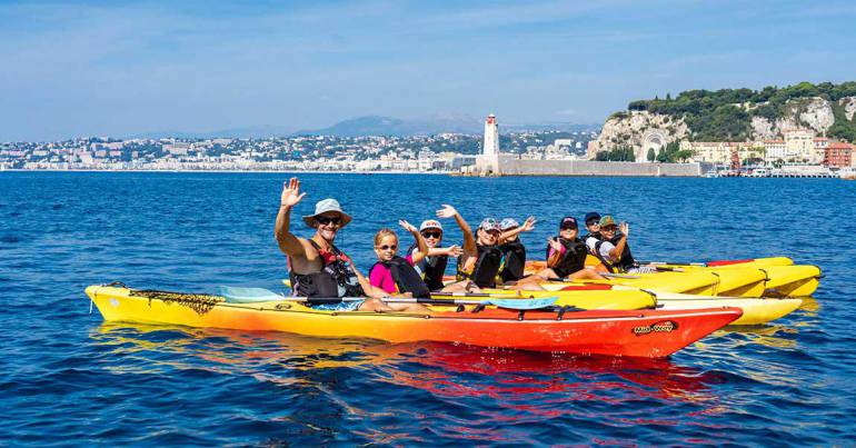 enfants sur un kayak avec un animateur