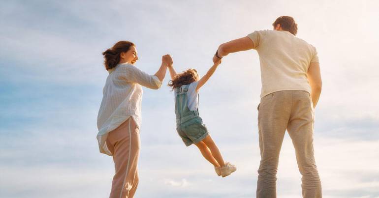 enfant avec ses parents
