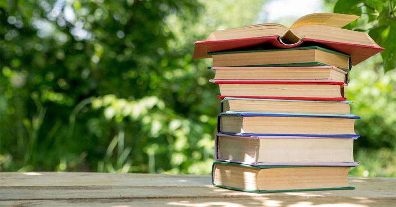 Pile de livre dans un jardin