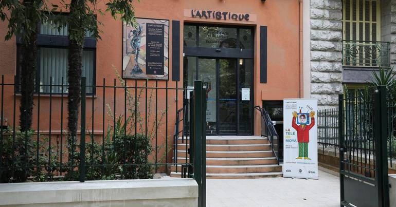 vue de l'entrée du batiment - L'artistique