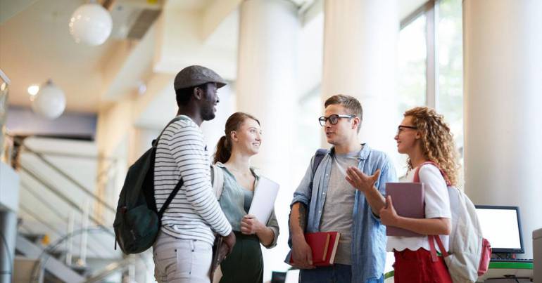 étudiants qui discutent