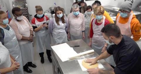 vue d'un atelier de cuisine - confection de sablés