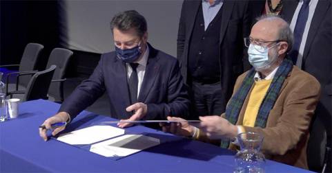 Christian Estrosi signant la charte
