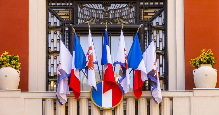 détail hôtel de ville - Drapeaux