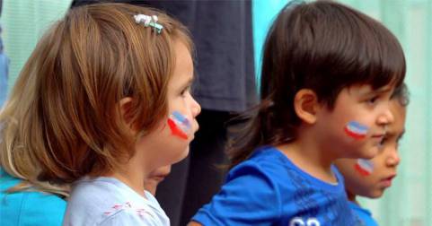 Atelier d’éveil corporel autour du rugby pour les bambins de la crèche Les Iris