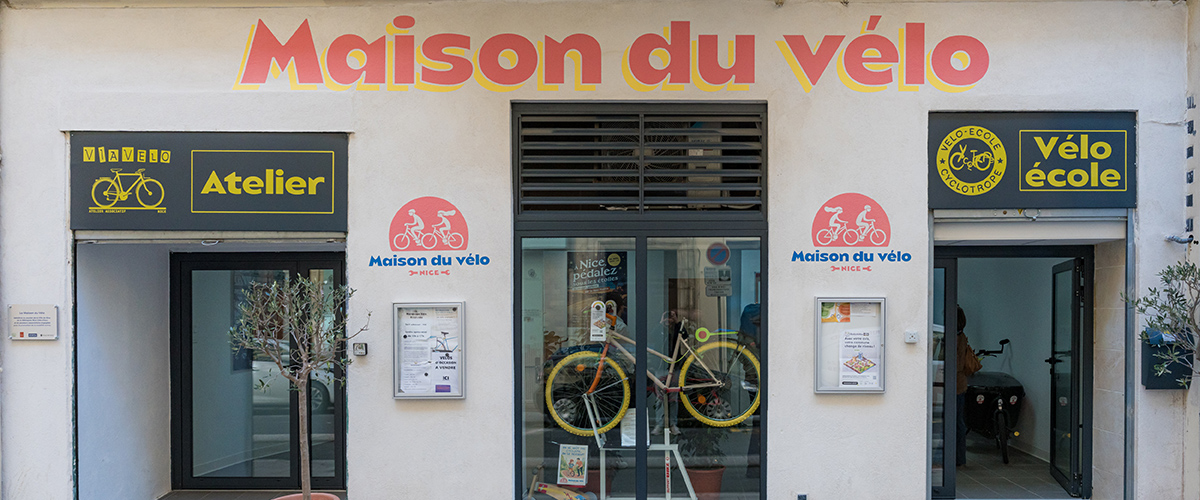 Façade de la Maison du vélo, atelier et vélo école.