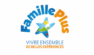 Texte du logo : Famille Plus - Vivre ensemble de belles expériences