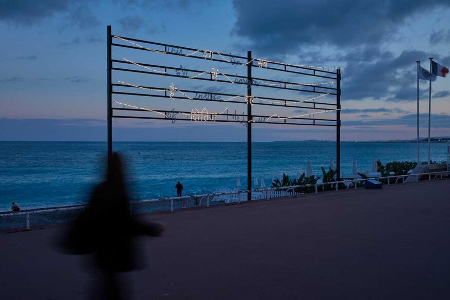 Photo d'une œuvre (de nuit) sur la Promenade des Anglais