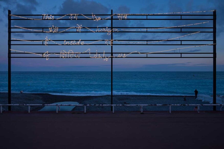 Photo d'une œuvre (de nuit) sur la Promenade des Anglais