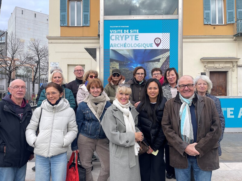 Photo de groupe d'une visite de nouveaux niçois à la Crypte.